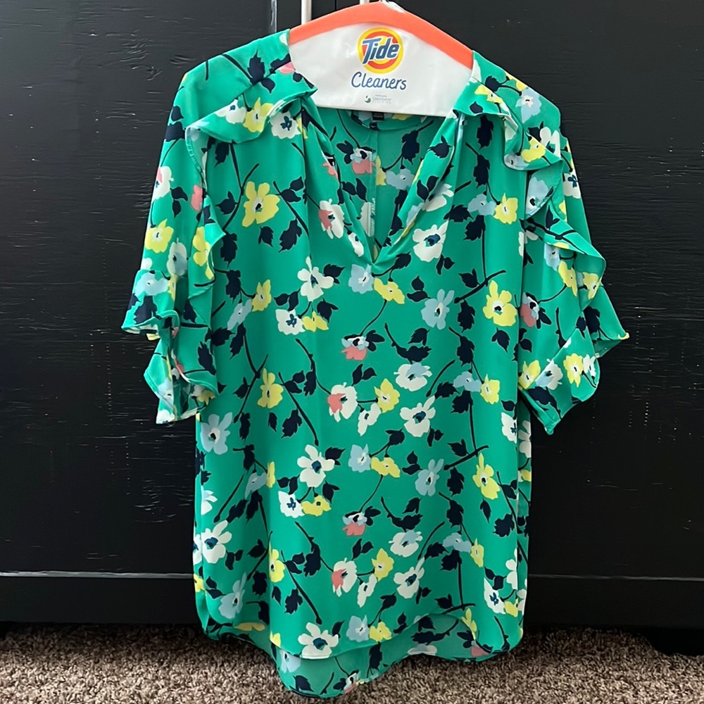 Banana Republic blouse. Minty Green / floral. Size M. Worn 3 times. No picks.